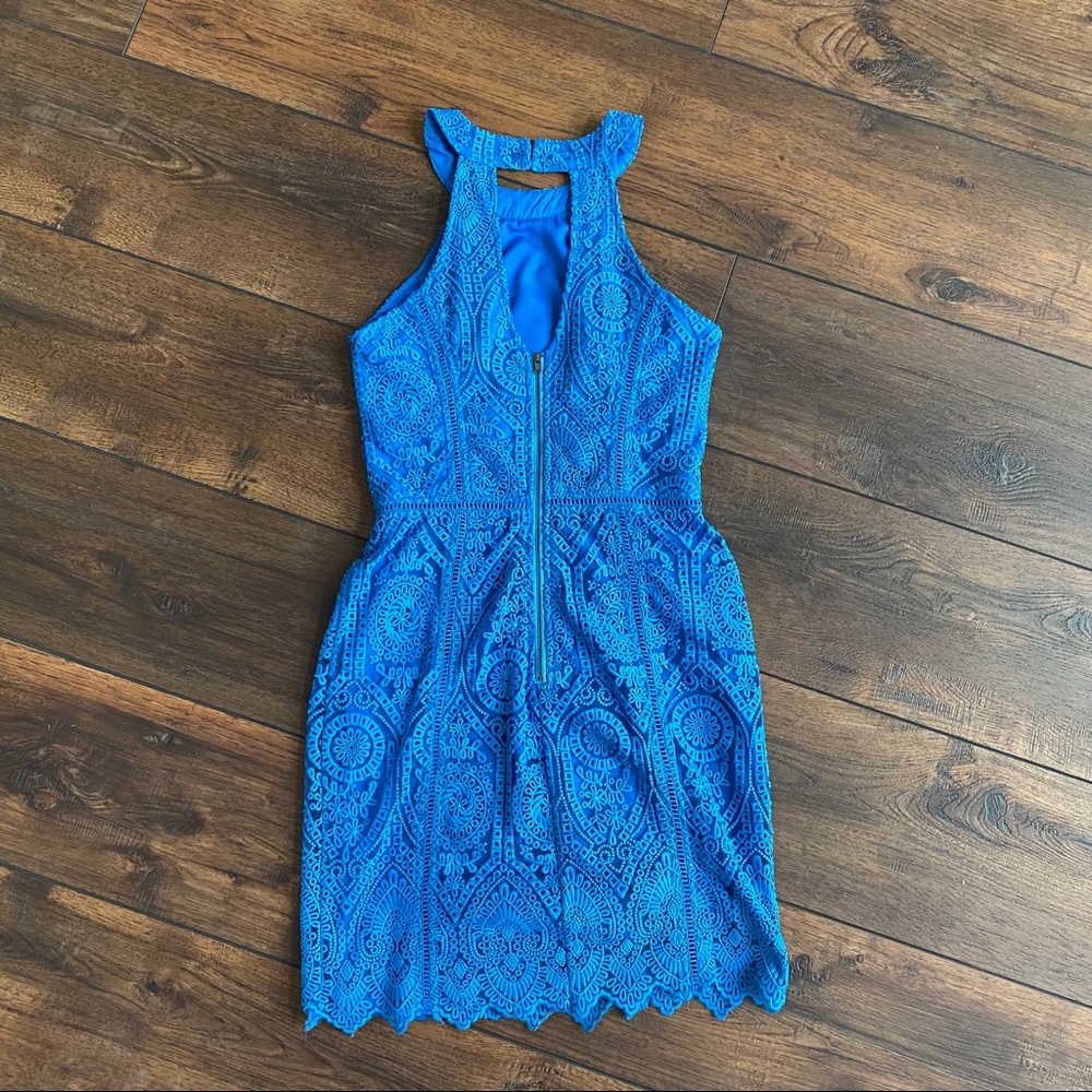 Flattering halter neck and keyhole back blue dress - Picture 3 of 7